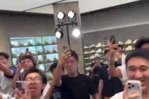 洒洒水啦！SGA单挑小孩直接干拔三分~